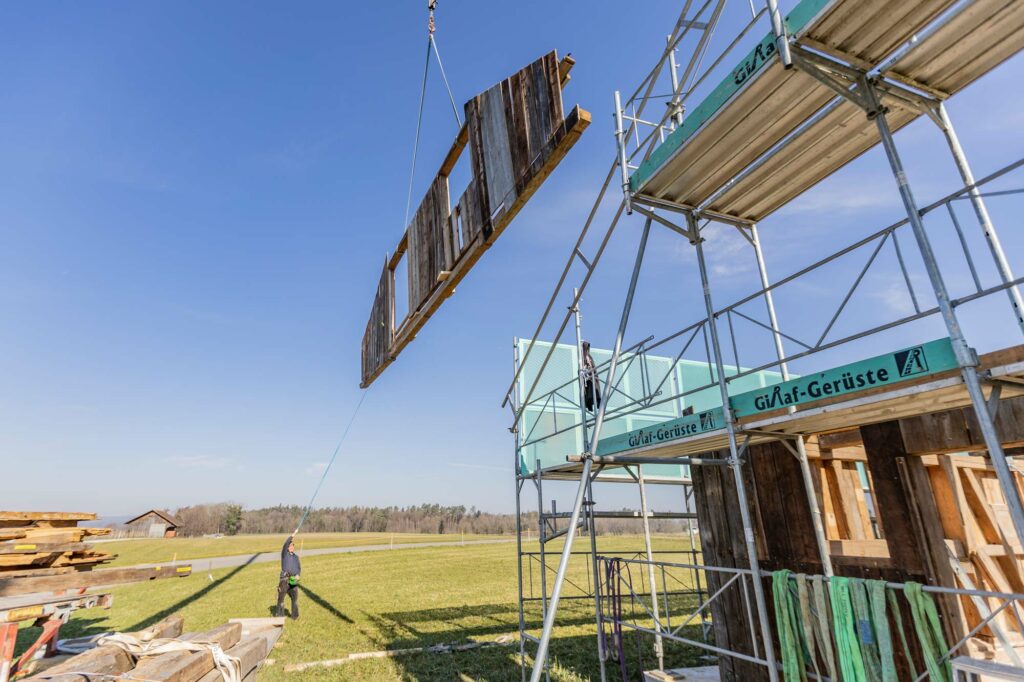 Irchelblick im Bau in Buch am Irchel. Wand wird mit Kran transportiert.