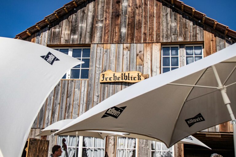 Bei Sonnenschein auf der Irchelblick-Terrasse