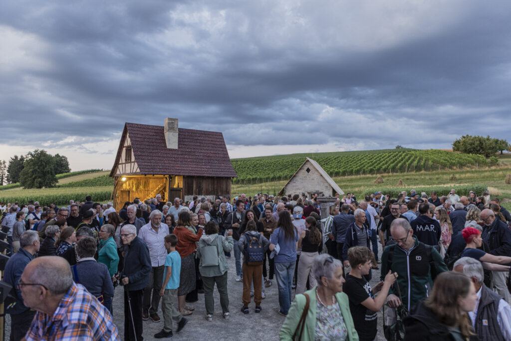 Pause auf dem Dorfplatz der Kulisse