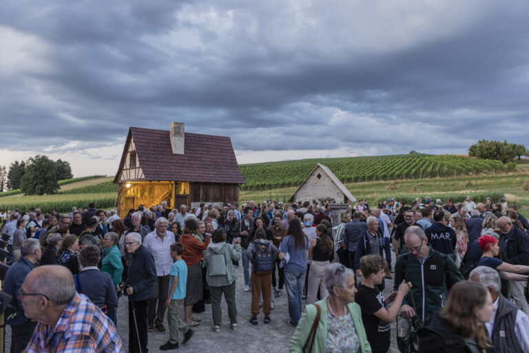 Pause auf dem Dorfplatz der Kulisse