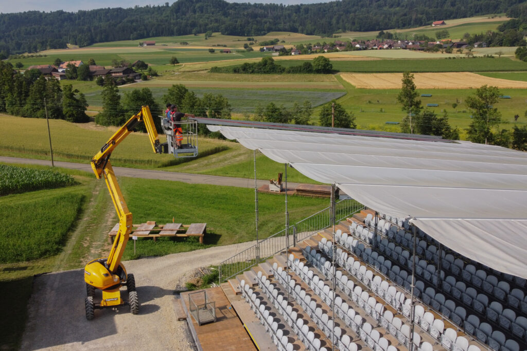 Die Tribüne im Aufbau